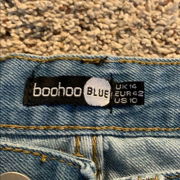 Boohoo Womens Cut Out Hem Fray Denim Mom Shorts | size 10 - Picture 4 of 6